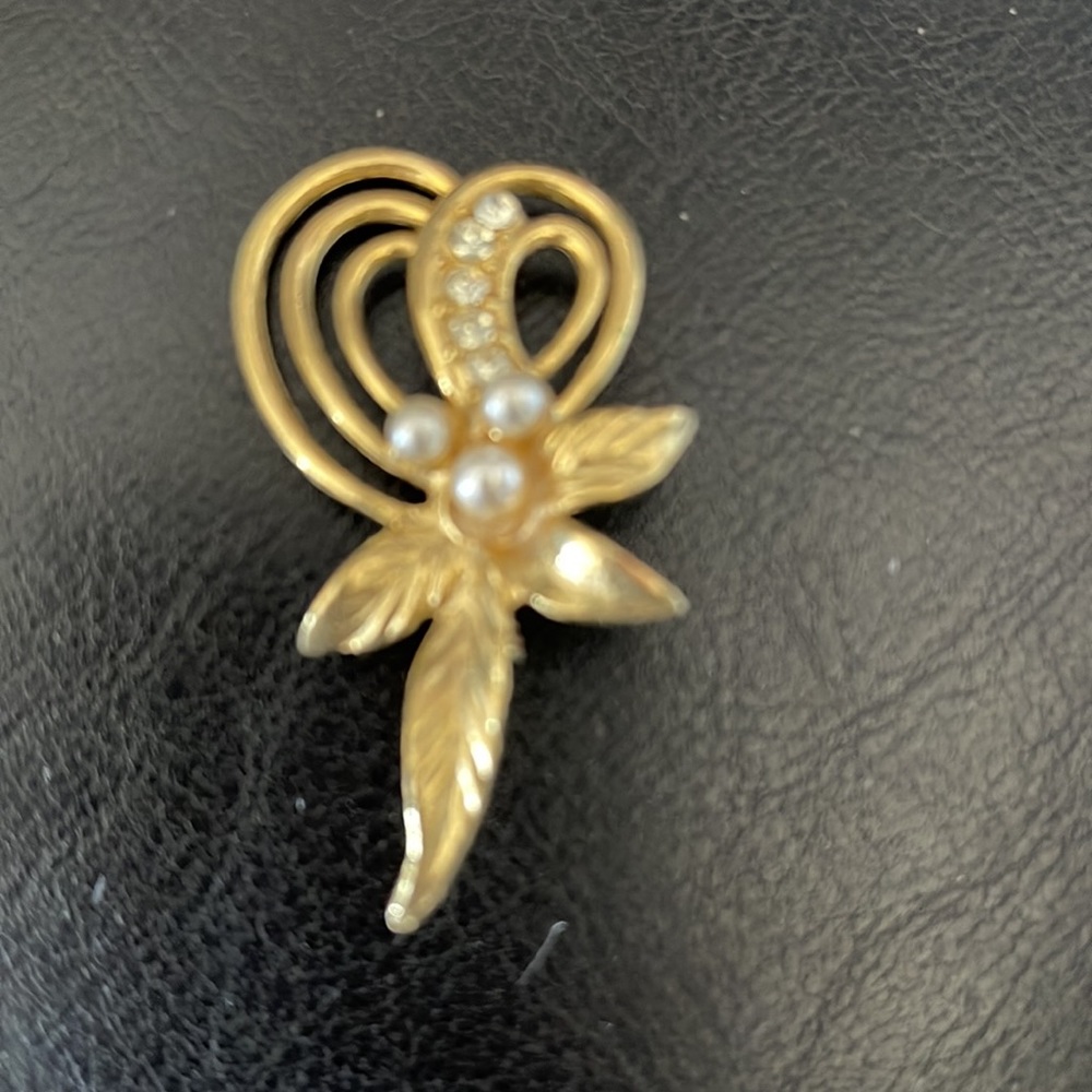 New Wreath w crystals Brooche